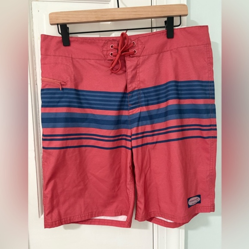 VINEYARD VINES | Men’s Board Shorts | 33 | 9” inseam | Red Blue Striped EUC